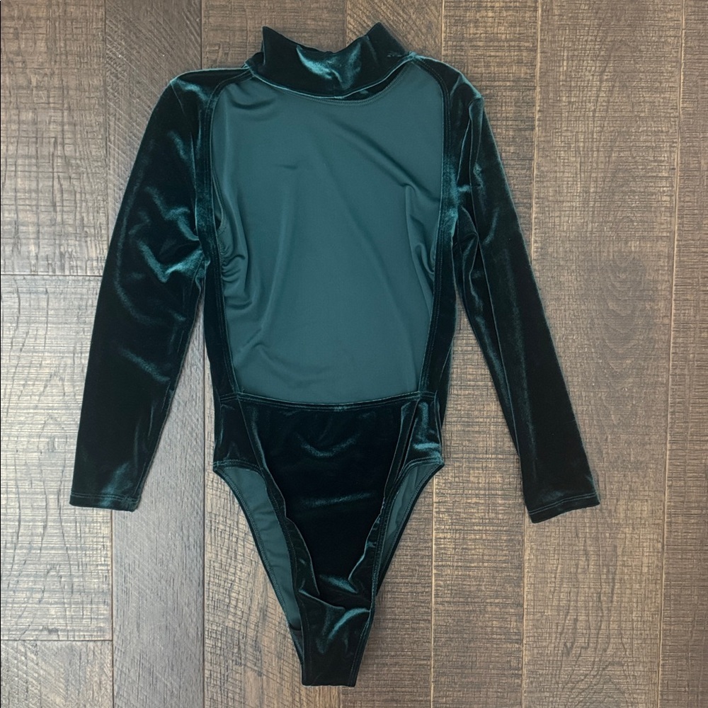 Good American The Velvet Long Sleeve Bodysuit in Green - Picture 6 of 9
